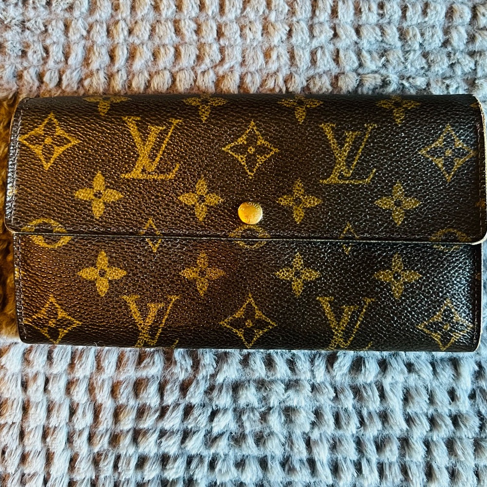 Louis Vuitton Monogram Canvas Sarah wallet/clutch. Authentic, great condition!